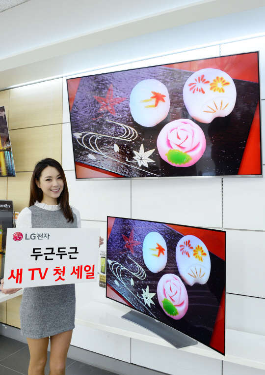 31일 LG전자 LG베스트샵 동교점에서 모델이 LG 슈퍼울트라HD TV(55UH9300, 윗쪽)와 LG 울트라 올레드 TV(65EG9470, 아래쪽) 등 할인폭을 늘린 LG 프리미엄 TV를 소개하고 있다. <LG전자 제공>